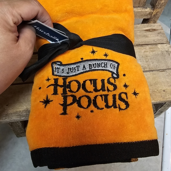 Disney "Hocus Pocus" Hand Towels~ Set Of 2 - Picture 2 of 4